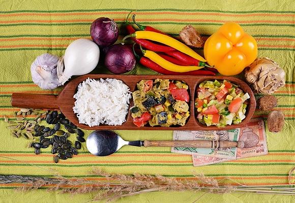 Wegetariańskie curry z ananasem i warzywami kuchni Sri Lanka