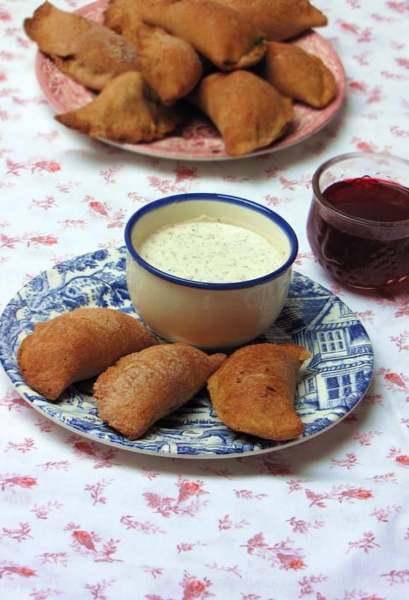 Pieczone pierogi pełnoziarniste z kurczakiem i szpinakiem