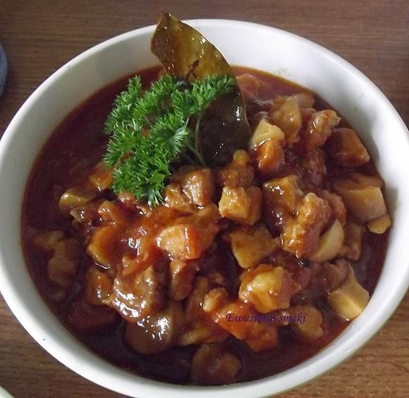 Gulasz z cebulą i pieczarkami