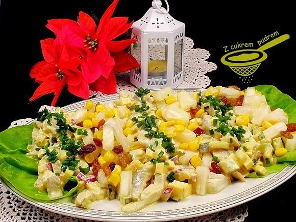 Sałatka śledziowa z curry i ananasem