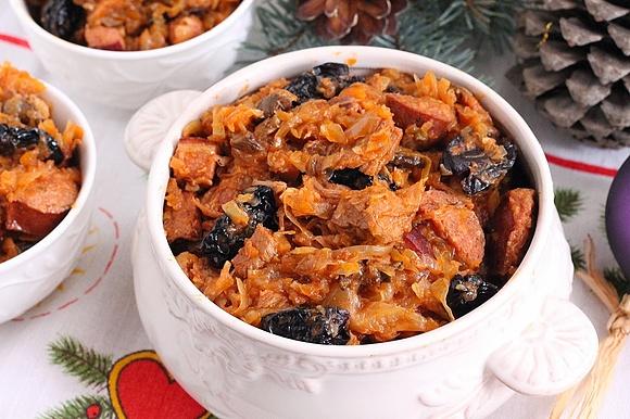 Winny bigos z suszonymi śliwkami i czerwonym winem