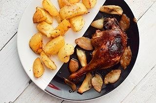 Pieczone nogi kaczki z gruszkami w aromatycznej marynacie