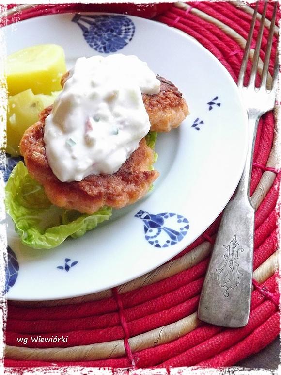 Burgery z łososia - przepis na szybkie kotleciki rybne