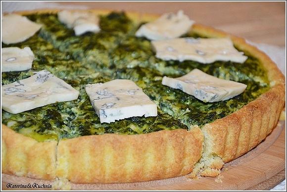 Tarta ze szpinakiem i serem z niebieską pleśnią