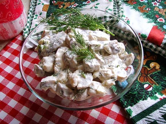Śledzie w pieczarkach z koperkiem - smaczna sałatka śledziowa