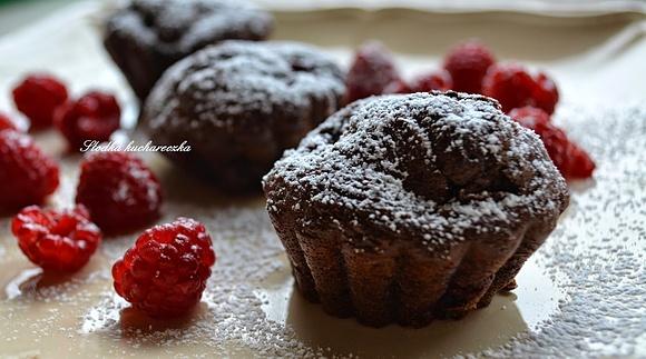 Czekoladowe muffinki z malinami