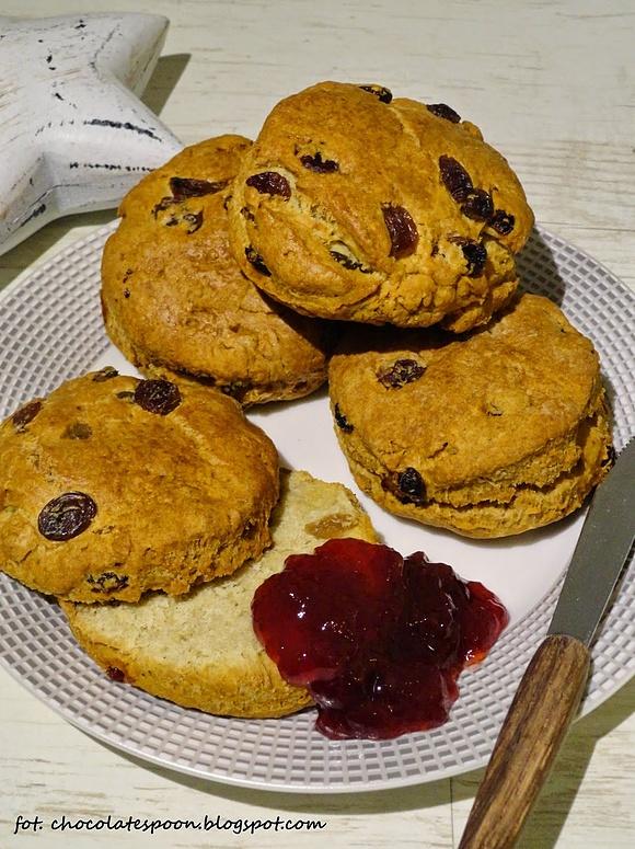 Cynamonowe scones z żurawiną i rodzynkami - angielskie bułeczki