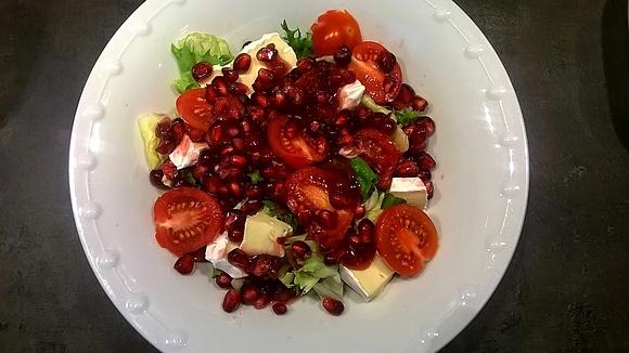 Sałatka z granatem camembert i sosem żurawinowym