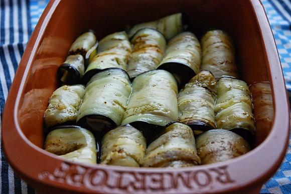 Zawijane bakłażany z twarogiem i ziołami