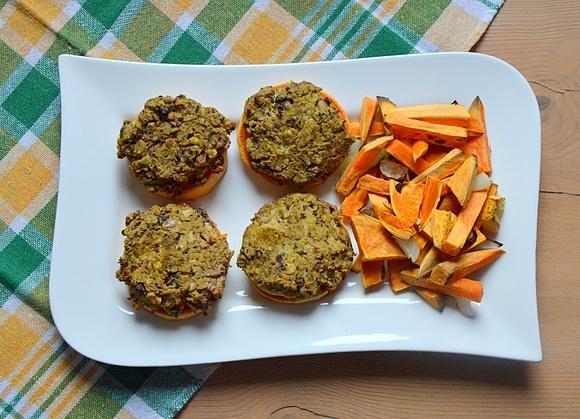 Wegańskie burgery z tofu i adzuki na batatach