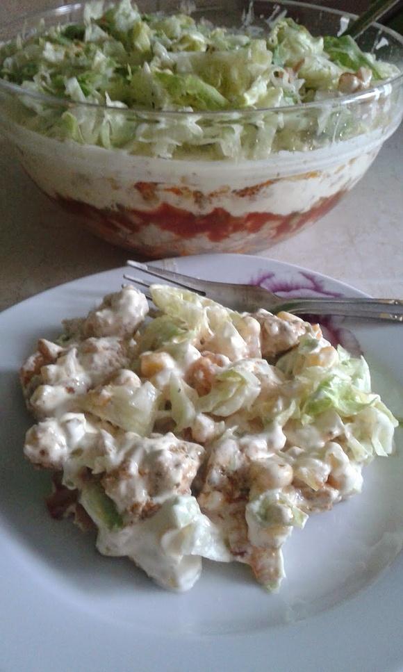 Sałatka gyros z kurczakiem i warzywami