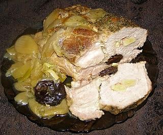 Szybkowar z karkówką, cebulą i wędzonymi śliwkami