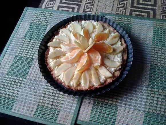 Prosta tarta z kremem budyniowym i owocami