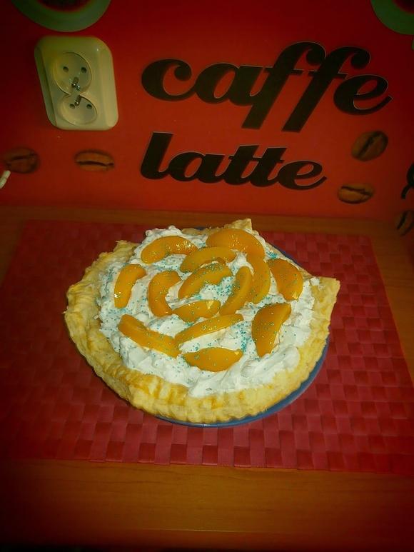 Francuska tarta z brzoskwiniami, dżemem i bitą śmietaną