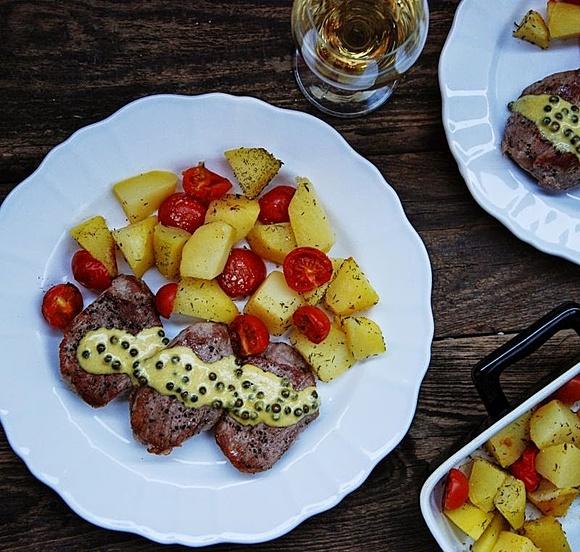 Polędwiczki wieprzowe w sosie pieprzowym z ziemniakami i pomidorkami