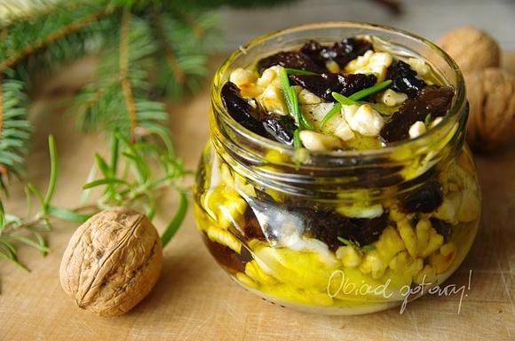 Śledzie z orzechami i śliwką