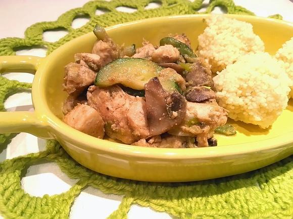 Potrawka z kurczaka z cukinią i pieczarkami na szybki obiad