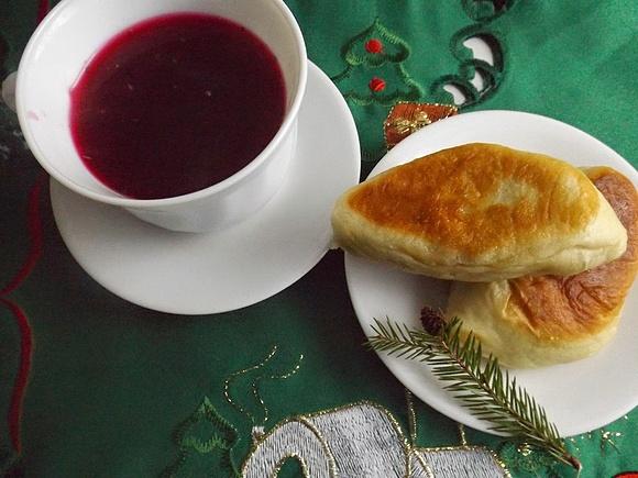 Pierogi drożdżowe smażone na patelni z kapustą i grzybami