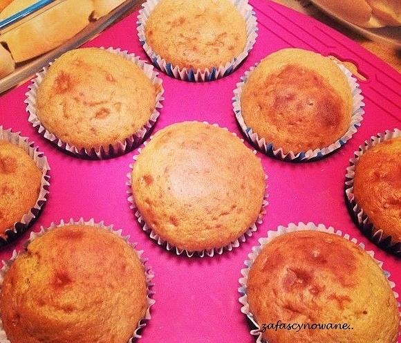 Zdrowe muffiny pełnoziarniste z fruktozą i konfiturą morelową