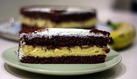 Ciasto czekoladowo-bananowe z kremem budyniowym i bitą śmietaną