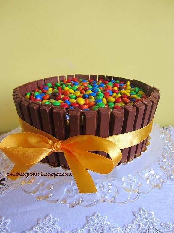 Kolorowy tort z M&Ms na urodziny dla dzieci