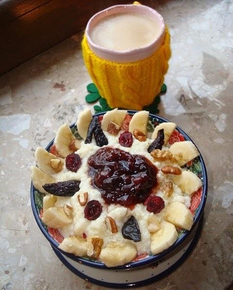 Płatki jaglane z bananem, suszonymi śliwkami i orzechami