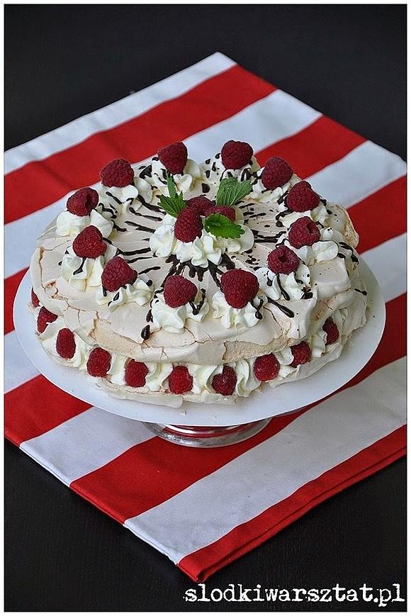 Malinowy tort bezowy