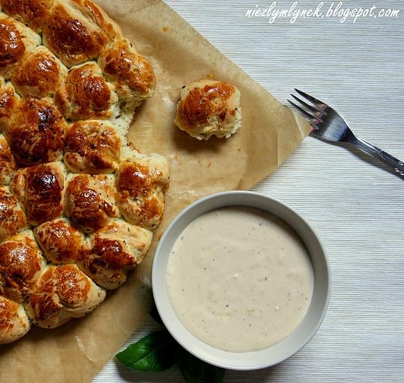 Sylwestrowe mini bułeczki z kminkiem i fondue serowym