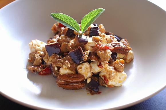 Bakłażan z orzechami pecan i fetą