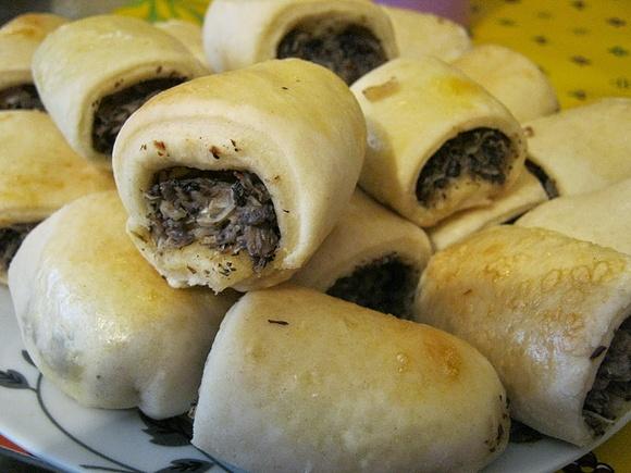 Paszteciki drożdżowe z pieczarkami