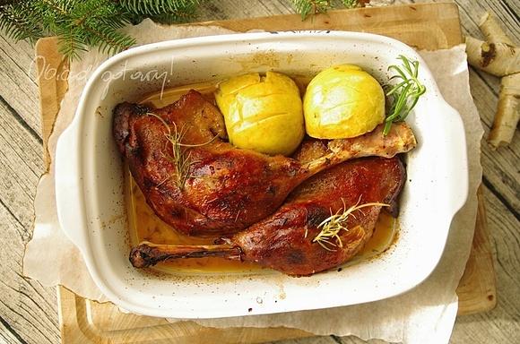 Pieczone gęsie udka z jabłkami