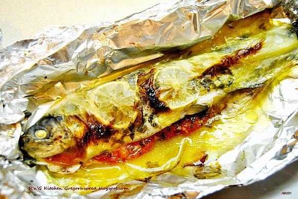 Grillowany pstrąg w liści kapusty