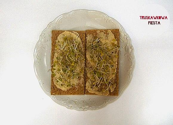 Chrupie pieczywo z pastą vege