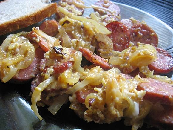 Kiełbasa zapiekana z cebulką i jajkiem