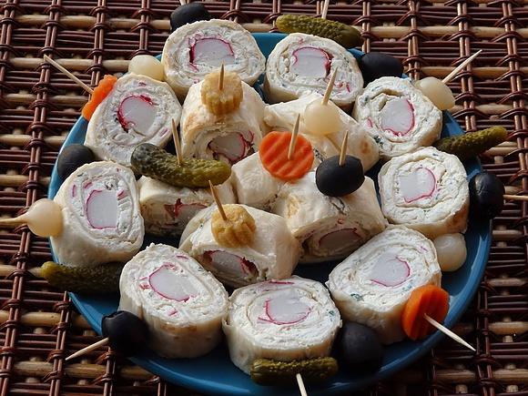 Roladki z tortilli z paluszkami krabowymi