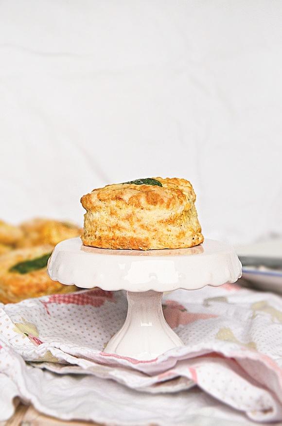 Scones z fetą i szałwią — jak zrobić pyszne, pulchne bułeczki na śniadanie