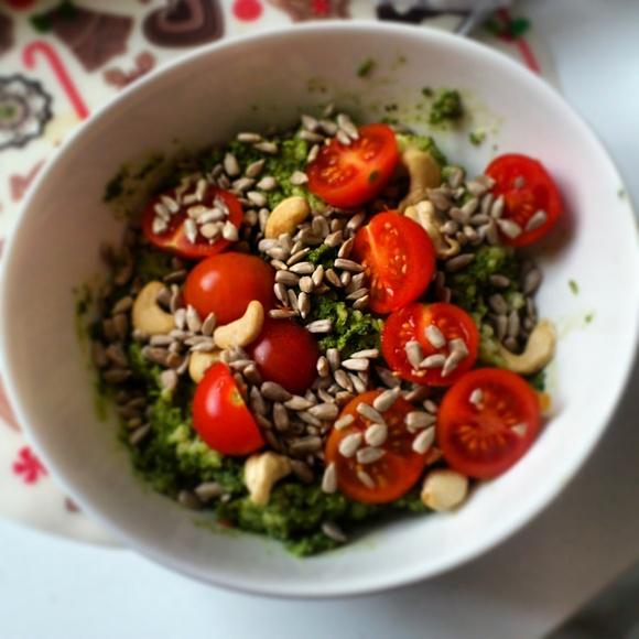 Jaglanka na słono z pesto z jarmużu