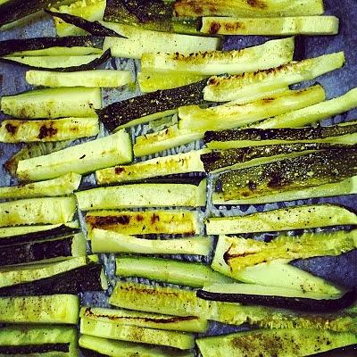 Zupa pomidorowa z pieczoną cukinią i pesto z natki pietruszki