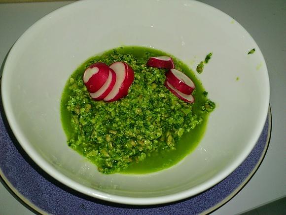 Pesto z liści rzodkiewki