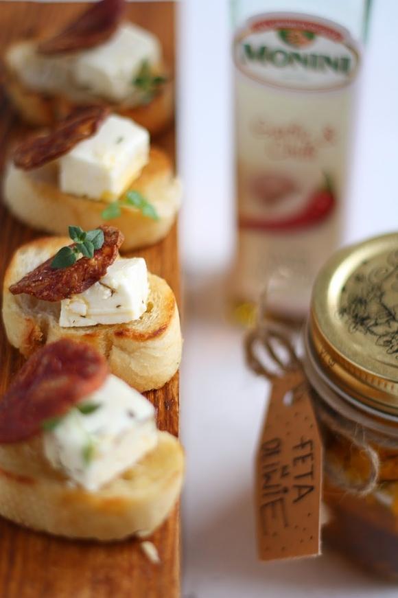 Tapas z chipsami z chorizo i marynowaną fetą