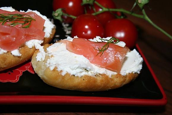 Bruschetta z serkiem kozim i łososiem na Sylwestra