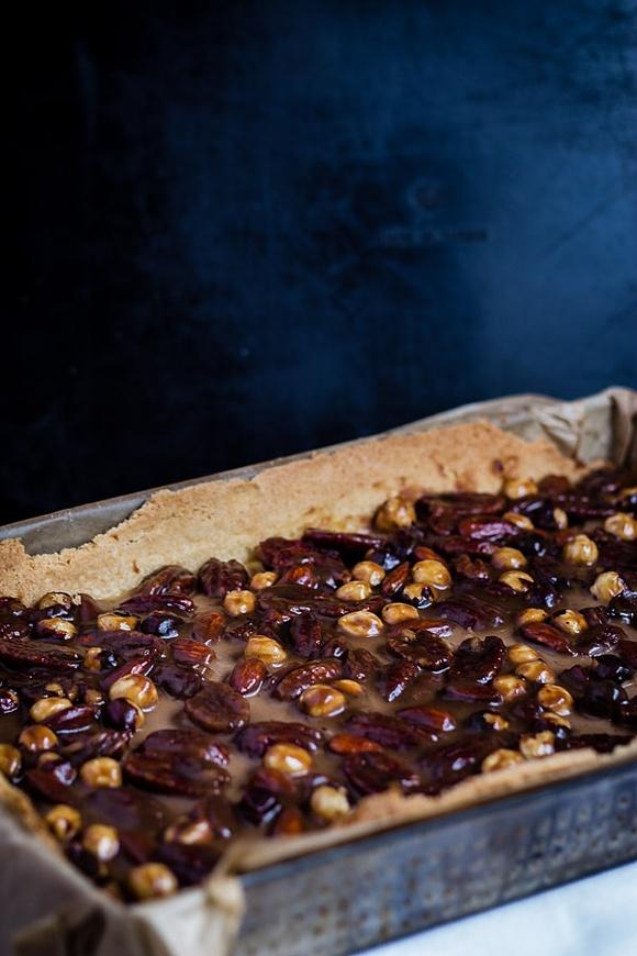 Tarta z masą waniliową i orzechami w toffi