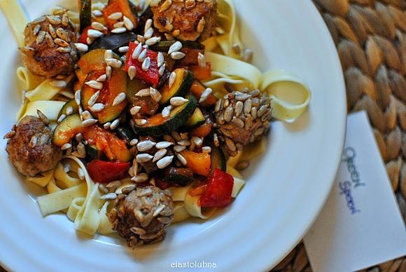 Makaron tagliatelle z warzywami i klopsikami