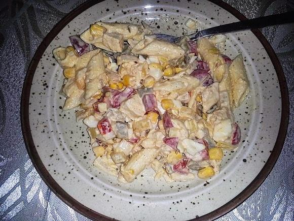 Sałatka z kurczakiem i makaronem penne