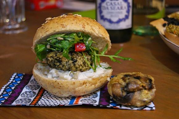 Burgery rybne i tofurgery – przepisy na kotlety z kaszą i tofu
