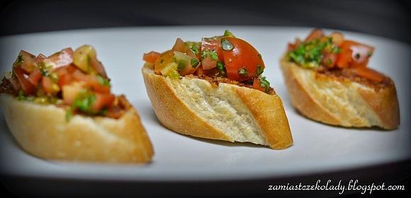 Bagietka z pesto rosso i pomidorami w bazylii