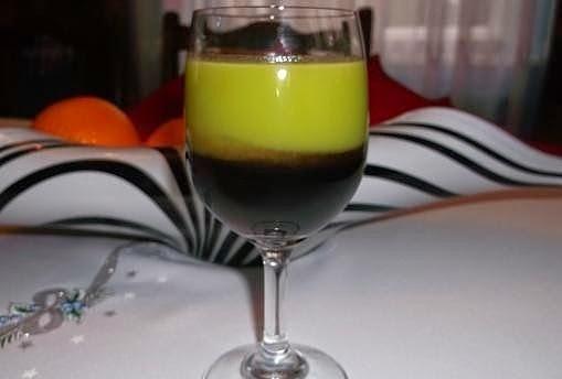 Shot drink z wiśniówką i sokiem kiwi
