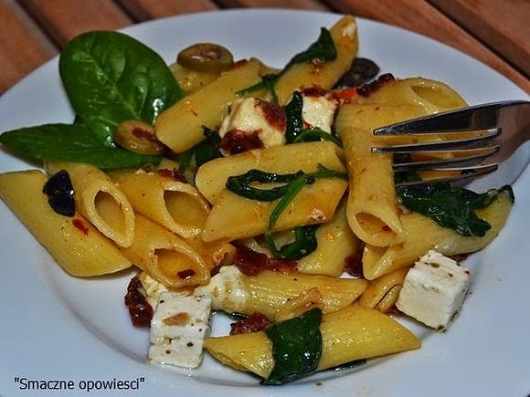 Penne ze szpinakiem, suszonymi pomidorami i serem feta