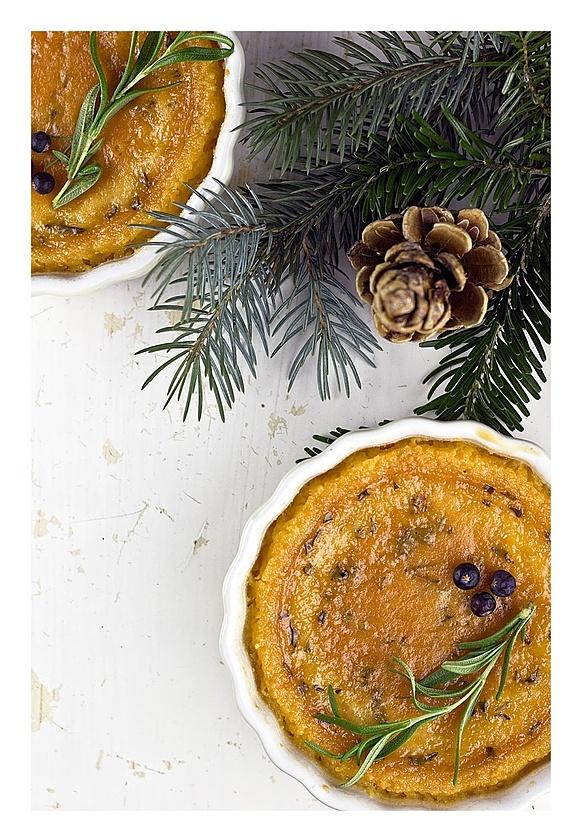 Sosnowy crème brûlée z jałowcem i rozmarynem