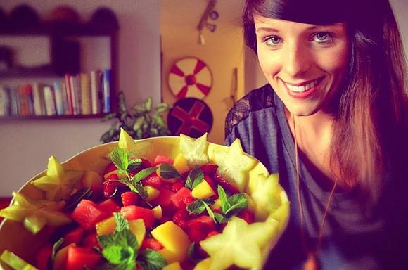 Sałatka owocowa na poprawę nastroju z sezonowych owoców